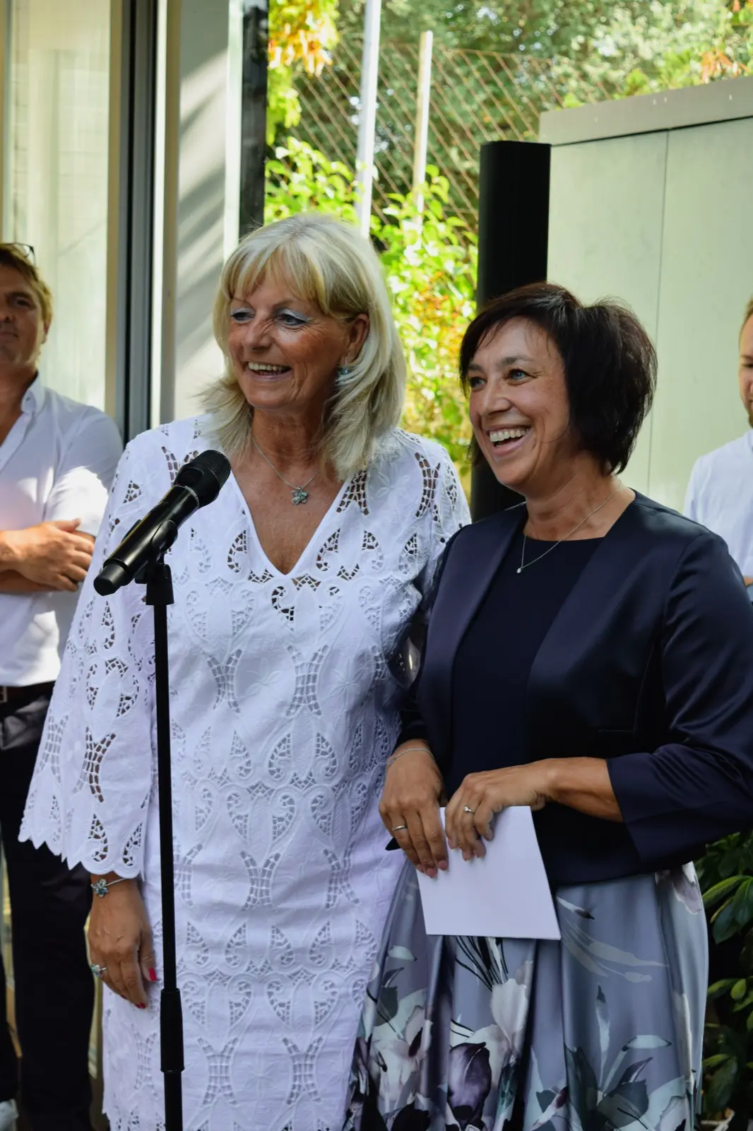 Mag. Barbara Rojacz-Halwax mit Gästen der Eröffnungsfeier