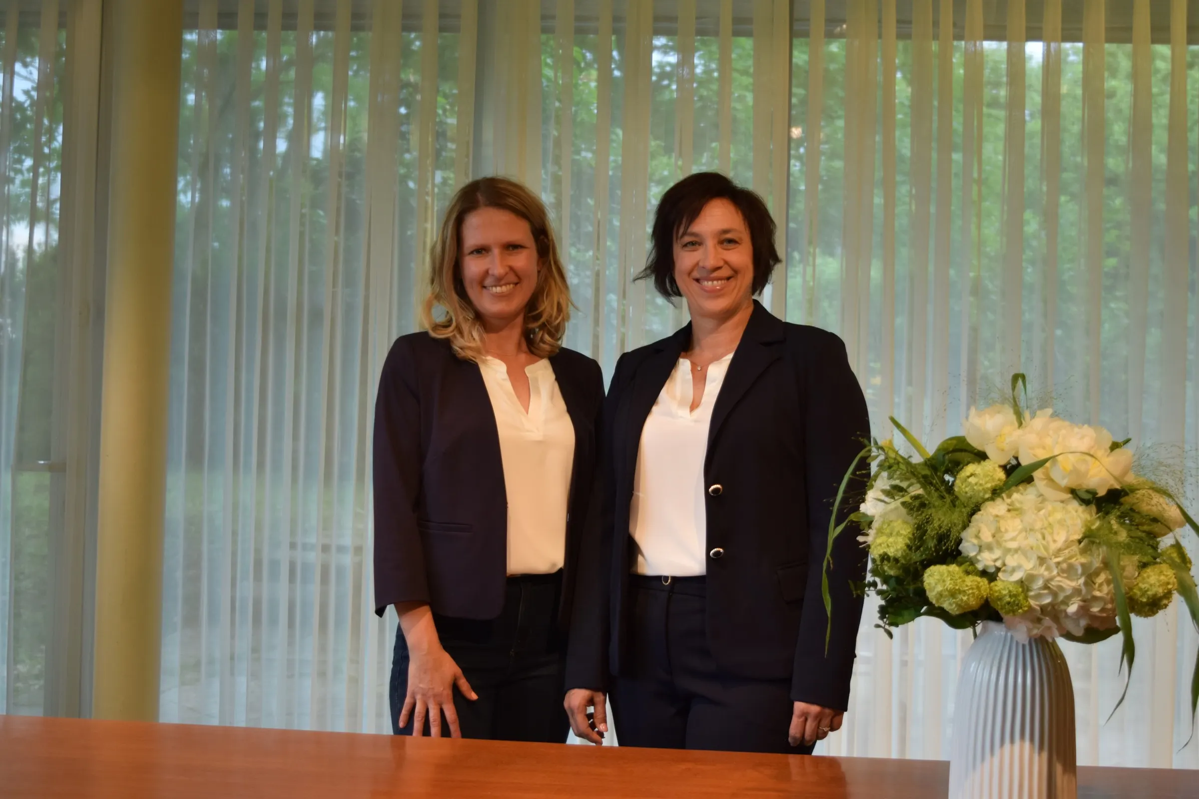 Mag. Barbara Rojacz-Halwax und Mag. Viktoria Weinlich im Besprechungsraum der Kanzlei